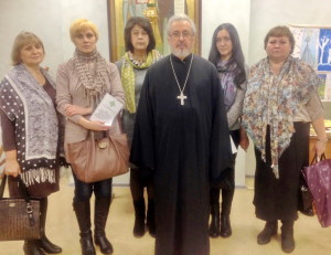 Преподаватели Воскресной школы духовного пения при храме в честь Вознесения Господня вместе с настоятелем храма протоиереем Владимиром Пинько.